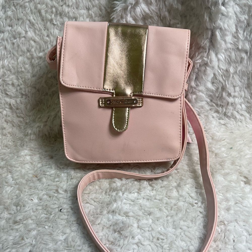 Juicy Couture pink and gold synthetic leather crossbody bag.